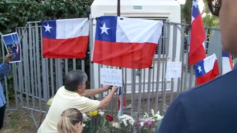 Conmoción por muerte de Sebastián Piñera: Decenas de personas llegan a casa de expresidente para manifestar condolencias