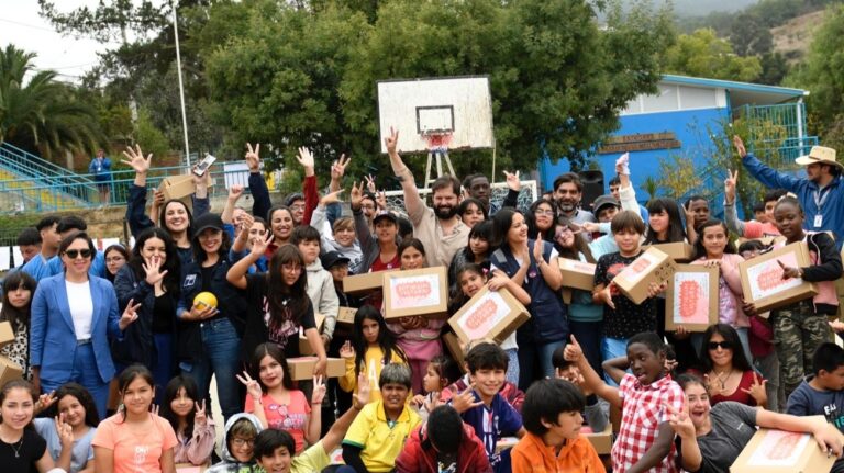 Pdte. Boric y ministra Arredondo entregan botiquines culturales a niñas y niños afectados por los incendios