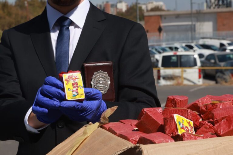 Incautan 1,5 toneladas de fuegos artificiales provenientes desde Bolivia: Iban a venderse a bandas de crimen organizado