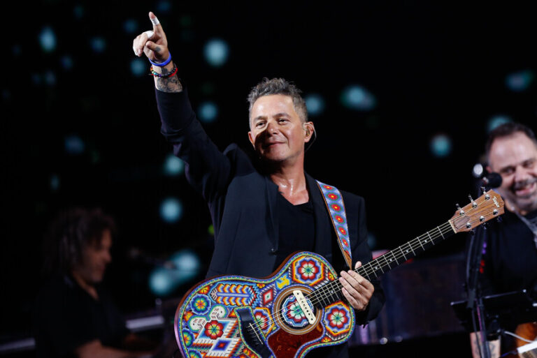 Incendios forestales: Alejandro Sanz dedicó canción a voluntarios de olla común durante su show en Viña 2024