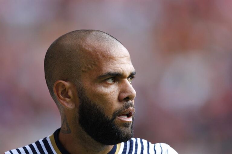 Condenan a Dani Alves a 4 años y 6 meses de prisión por violación