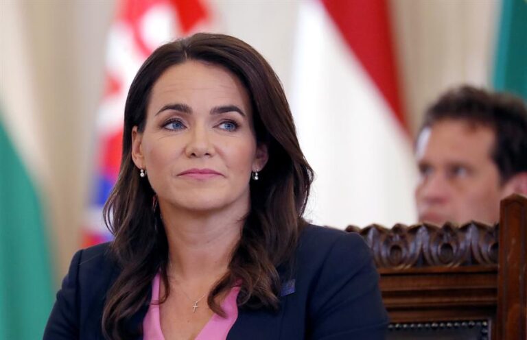 Presidenta de Hungría renuncia tras escándalo por indulto a condenado por pederastia