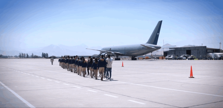 27 ciudadanos extranjeros fueron expulsados desde Chile a Colombia en vuelo de la FACH