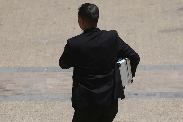 ¿Qué contenía la maleta del sujeto que saltó las vallas durante el homenaje a Piñera en La Moneda?