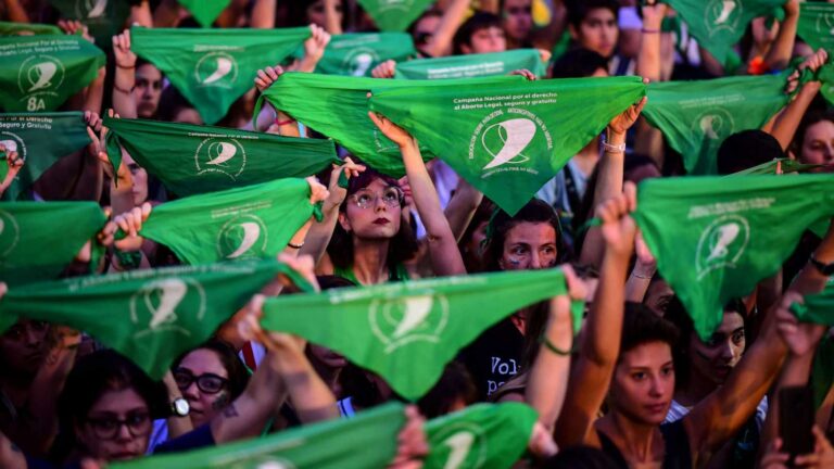 Proyecto que deroga la ley de aborto genera polémica y especulaciones en Argentina
