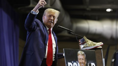 Donald Trump lanza línea de zapatillas un día después ser multado por casi US$ 355 millones
