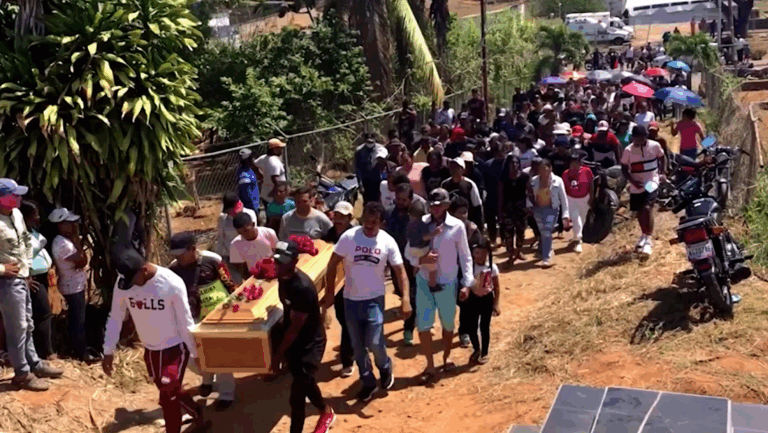 Ejército de Venezuela evacua a más de 300 personas de mina ilegal tras derrumbe que dejó 16 muertos