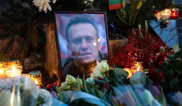 Rusia le da un ultimátum a la madre de Navalny para que acepte un entierro secreto