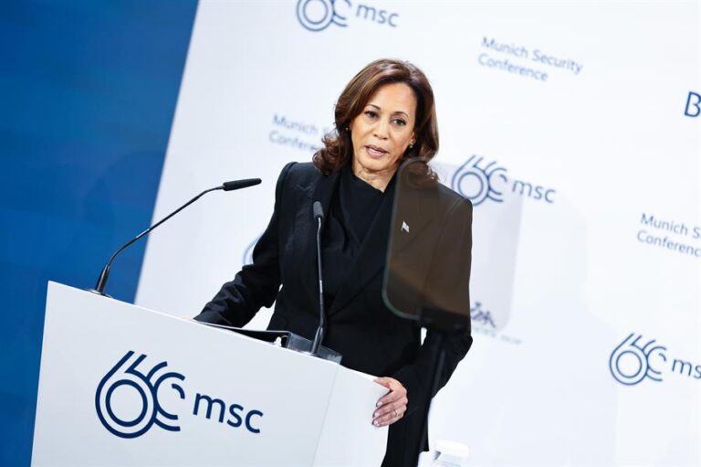 Kamala Harris dice que informes sobre la muerte de Navalny son otra 