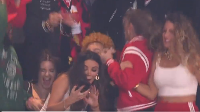 Lana del Rey se cayó durante eufórica celebración por el triunfo de los Kansas City Chiefs en el Super Bowl