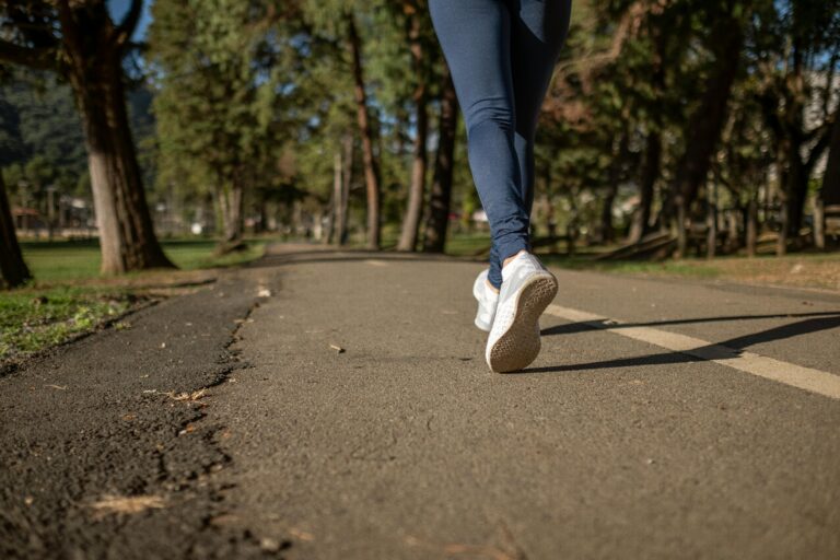 ¿Caminas rápido o lento? Esto dice tu forma de caminar sobre tu estado de salud