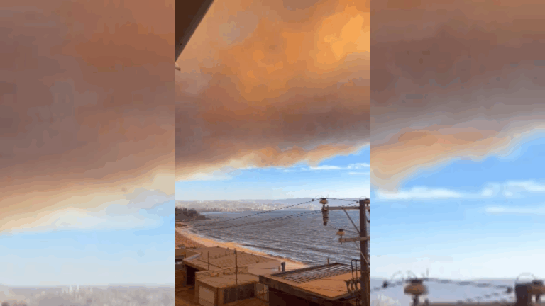 Así se ve la playa de Reñaca cubierta con intensa nube de humo
