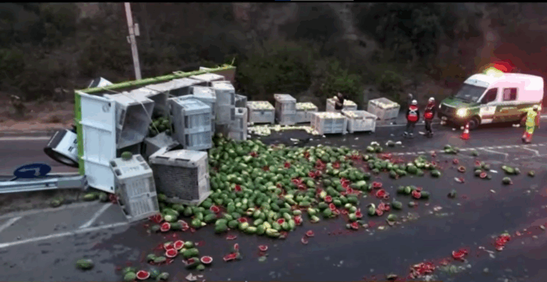 Camión cargado con sandías volcó en Ruta 68: Tránsito fue interrumpido camino a Viña del Mar