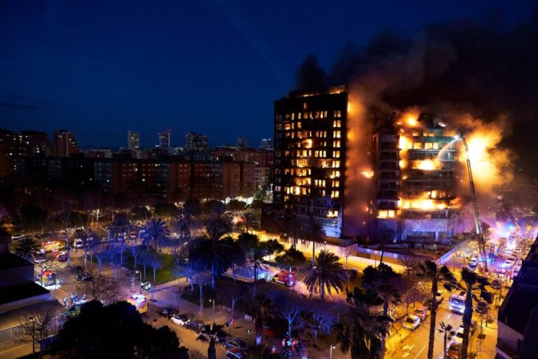 España: Al menos cuatro personas murieron en el incendio que arrasó con un edificio en Valencia
