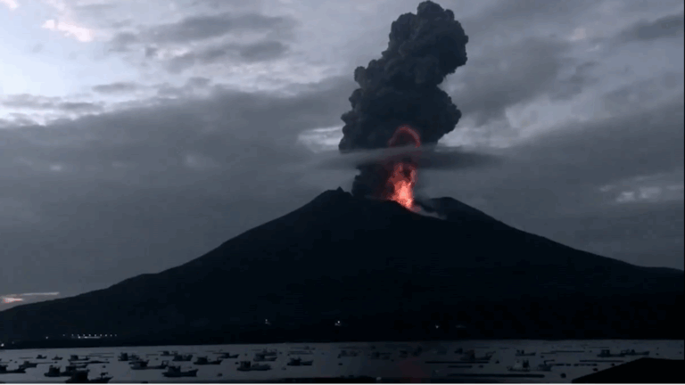 Japón: Volcán Sakurajima entró en erupción y provocó columna de humo de 5 kilómetros
