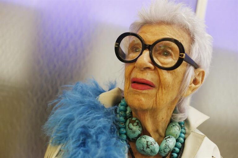 Iris Apfel, icono de la moda y el diseño, murió a los 102 años