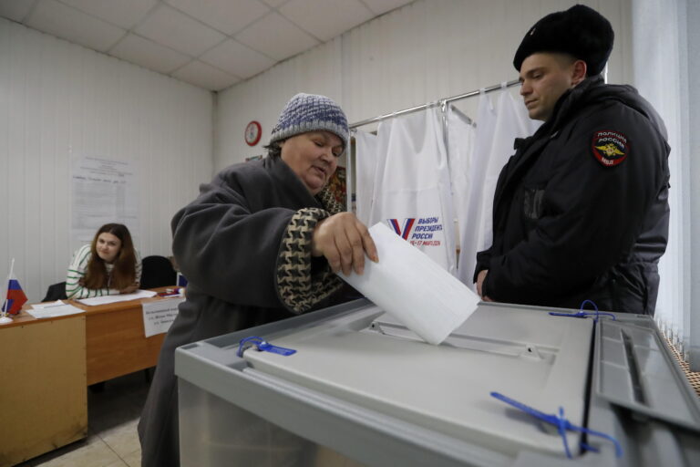 Incidentes marcan la primera jornada de elecciones presidenciales en Rusia