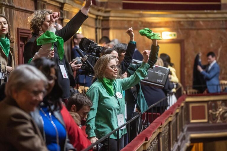 Francia se convierte en el primer país del mundo que consagra el derecho al aborto en su Constitución