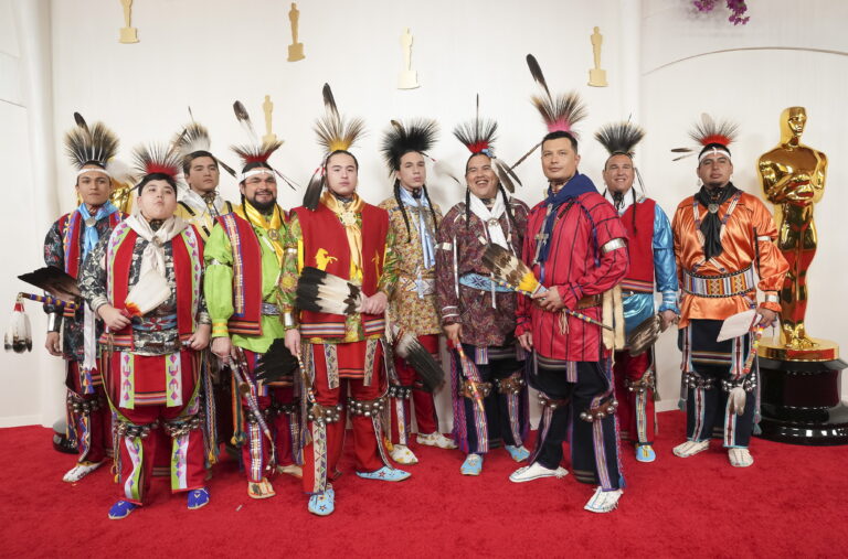 Nativos americanos de la tribu Osage inauguraron la alfombra roja de los Premios Oscar 2024