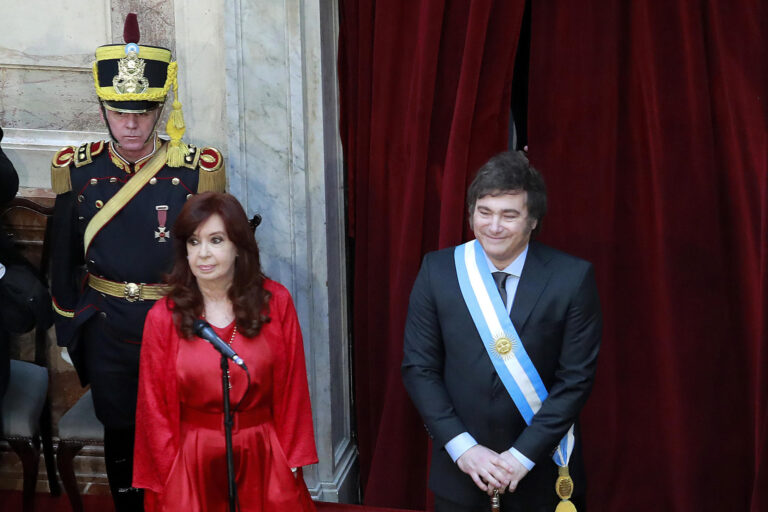 Javier Milei anula aumento de sueldos a su gabinete y desafía jubilación de Cristina Fernández