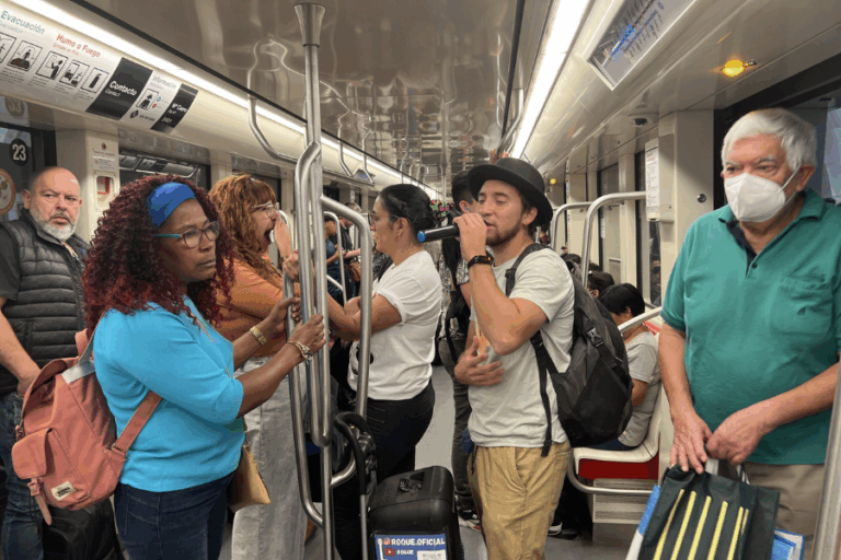 Polémica por músicos en el Metro: Federación de Autismo pide guardias de seguridad capacitados para el desalojo