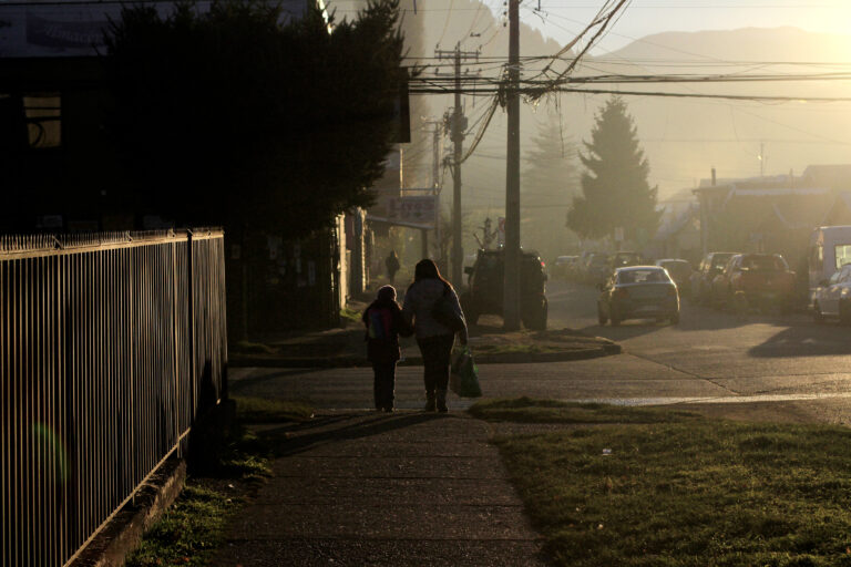 Informe mundial: Coyhaique y Nacimiento son los lugares con aire más contaminado en Chile