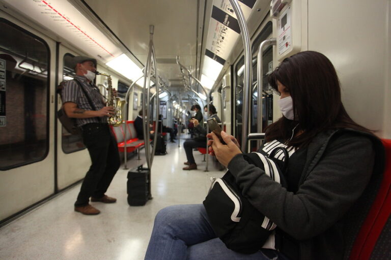 Padre de un hijo autista relata angustiante viaje en el Metro por presencia de músicos: “Es desesperante la falta de empatía”
