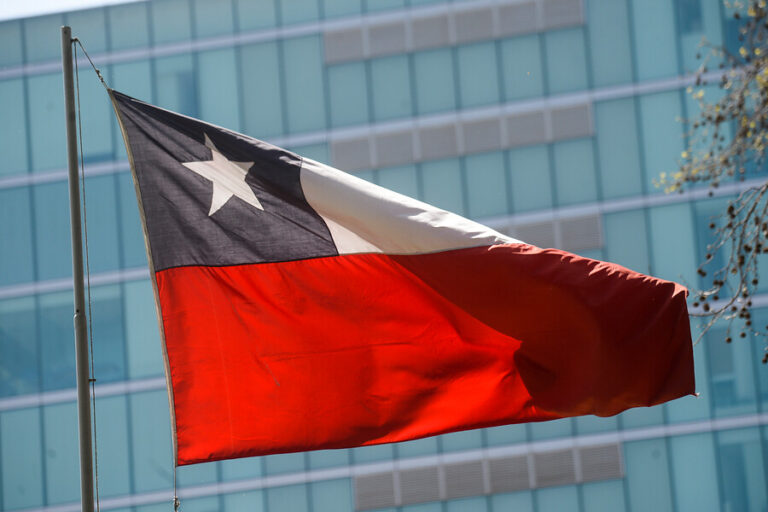 Tenso debate por proyecto que obliga a cantar himno: 