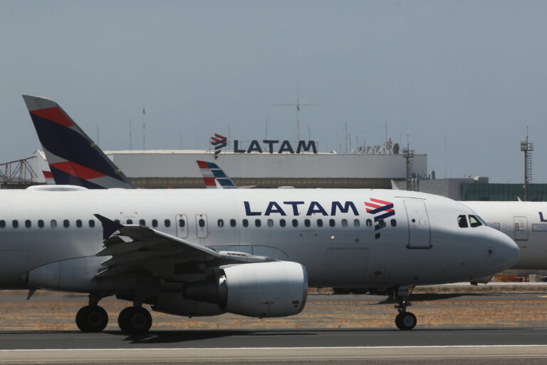 Tras incidente en vuelo Sídney-Santiago: Latam informa que dos personas 