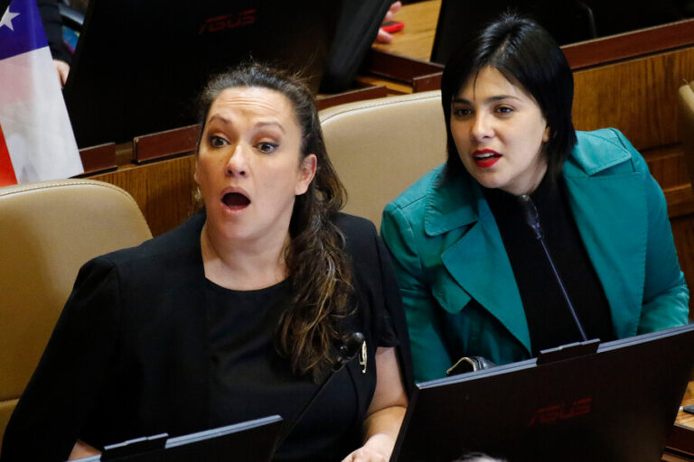 Comisión de Ética sanciona a diputadas Karol Cariola y Marisela Santibáñez por agresiones verbales a Pamela Jiles