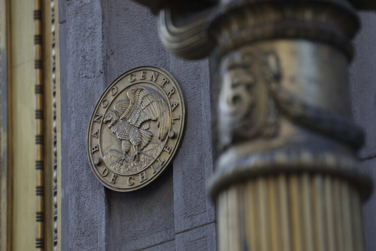 Banco Central: Economía chilena logra esquivar contracción y cierra 2023 con un 0,2% de crecimiento