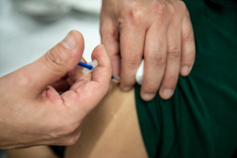 Impresionante caso: Hombre alemán de 62 años fue vacunado 217 veces contra el COVID-19