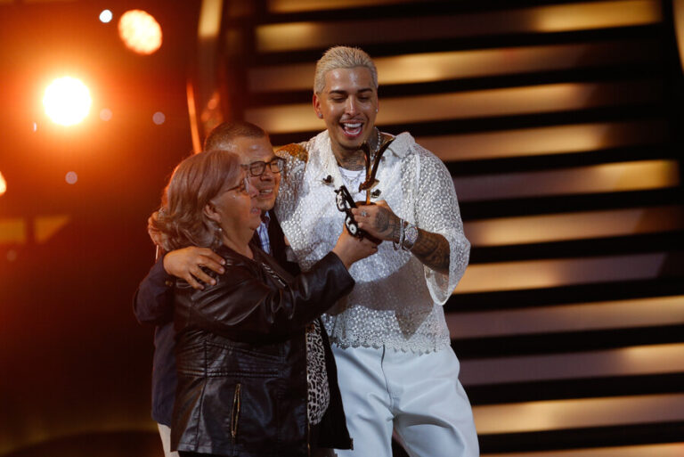 Dos gaviotas, grandes éxitos y agradecimientos a sus padres: El gran debut de Young Cister en el Festival de Viña 2024