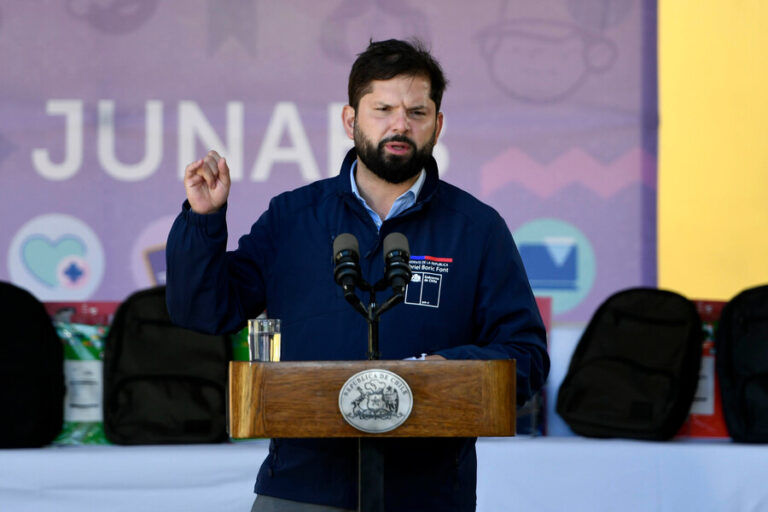 Presidente Boric reconoce retraso en entrega de viviendas de emergencia en zonas afectadas por incendios forestales