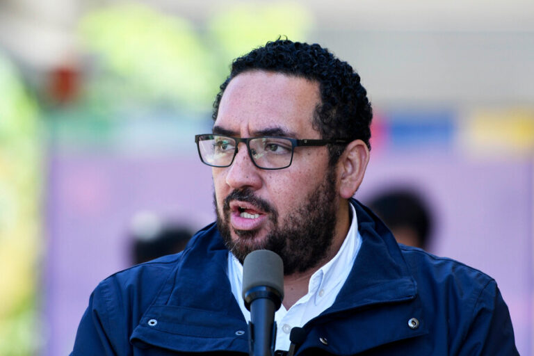 Tras críticas por falta de matrículas: Cataldo acusa a la UDI de usar a niños como 