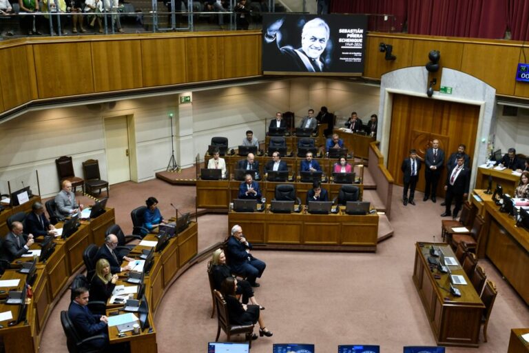 Homenaje a Piñera en el Senado: Entregan a Cecilia Morel tres libros que recopilan discursos de expresidente en la sala