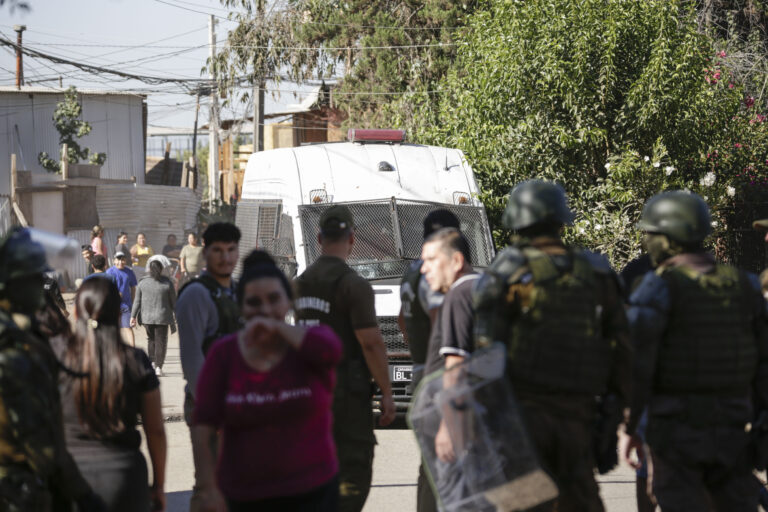 Intentan agredir a alcalde Rodolfo Carter tras notificar desalojo de Campamento Dignidad en La Florida
