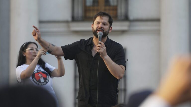 Pdte. Boric valora manifestación en su apoyo en la Plaza de la Constitución: 