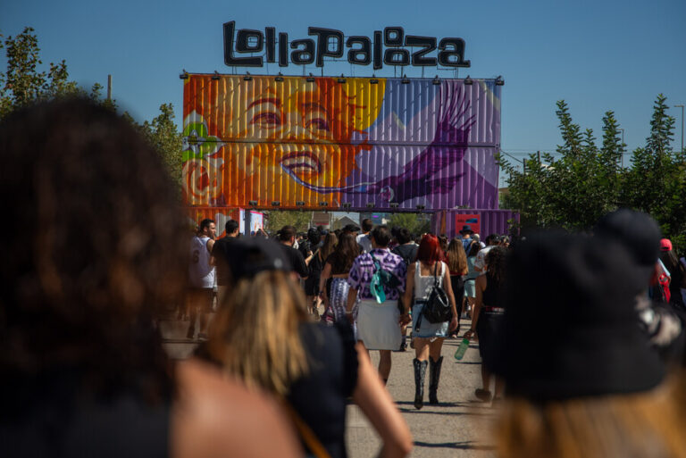 Cuatro vendedores ambulantes detenidos tras agresión a Carabineros en control de identidad en Lollapalooza Chile 2024