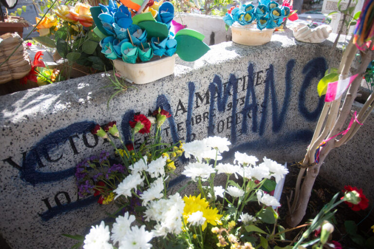 Vandalizan la tumba de Víctor Jara y Joan Turner con frases como 