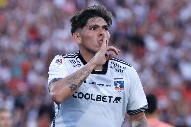 En una tarde llena de tarjetas rojas, Colo Colo venció por goleada a Everton en el Monumental