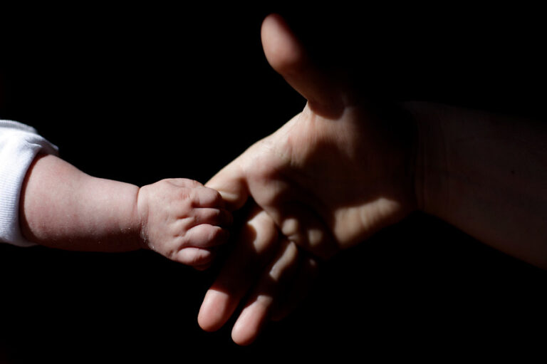 ¿Multa por hijo?: El impacto de la maternidad en las trayectorias laborales de las mujeres