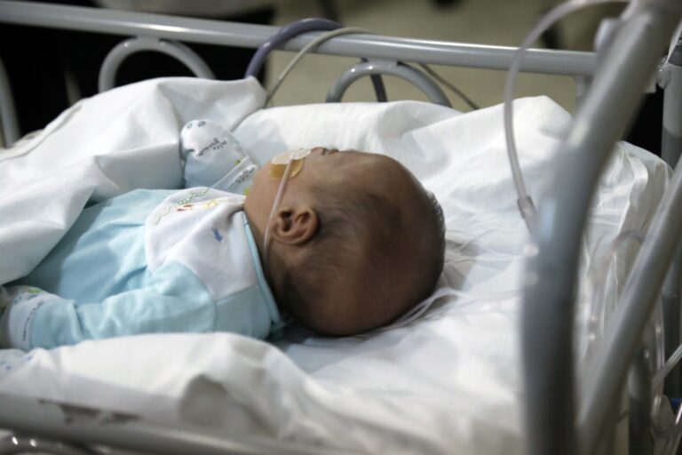 Llega por primera vez a Chile cargamento de medicamento que protege contra virus sincicial