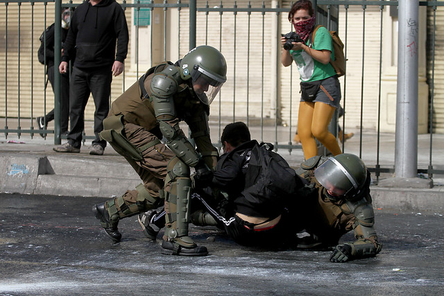 Uso de fuerza: Polémica en el Congreso por propuesta del Gobierno sobre regulación de fuerza policial a ciertos grupos