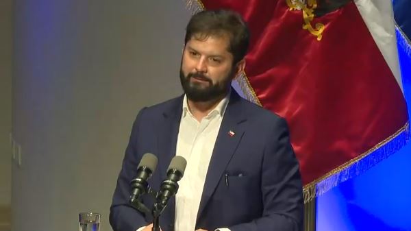Boric encabeza investidura de director de la PDI: 