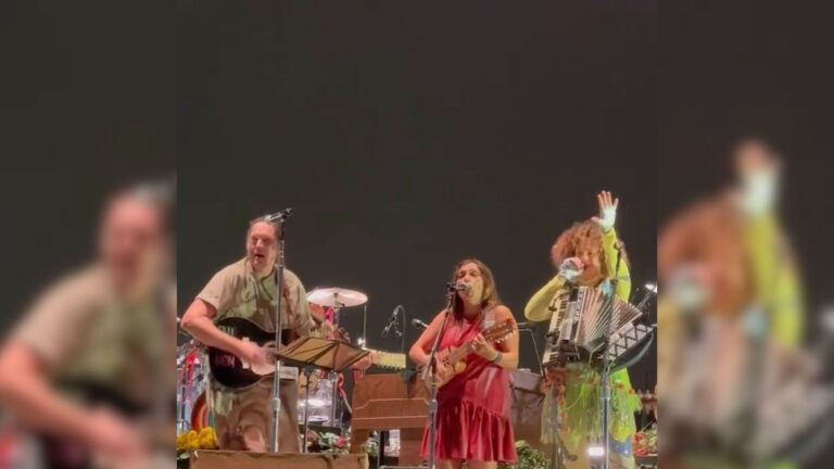 Javiera Parra se unió a Arcade Fire en Lollapalooza Argentina 2024: Interpretaron 