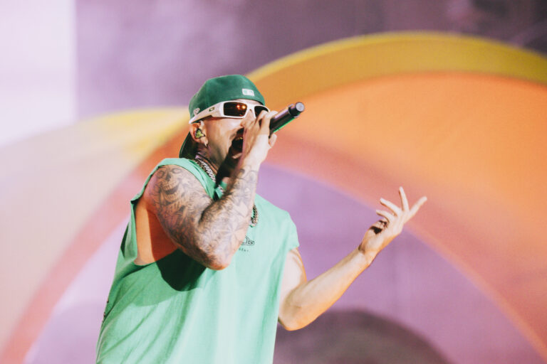 Feid tiñó el cielo de verde en Lollapalooza Chile 2024: Cantó hits con Paloma Mami, Young Cister, De La Ghetto y más