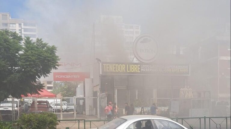 Equipos de bomberos combaten incendio en restaurant en Ñuñoa