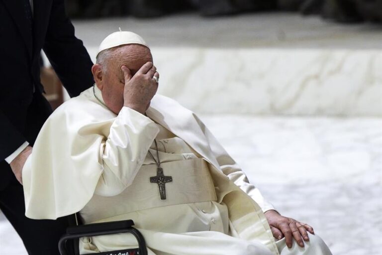 Un agripado papa Francisco dice que tiene 