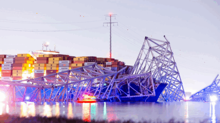 Video muestra cómo un puente colapsó en EE.UU. tras ser golpeado por un carguero: Autos cayeron al agua